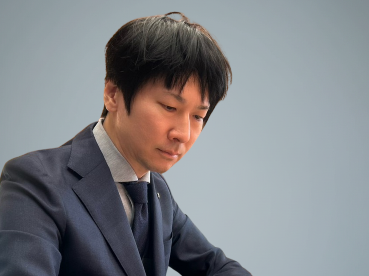 書類を精査・収集するイメージ